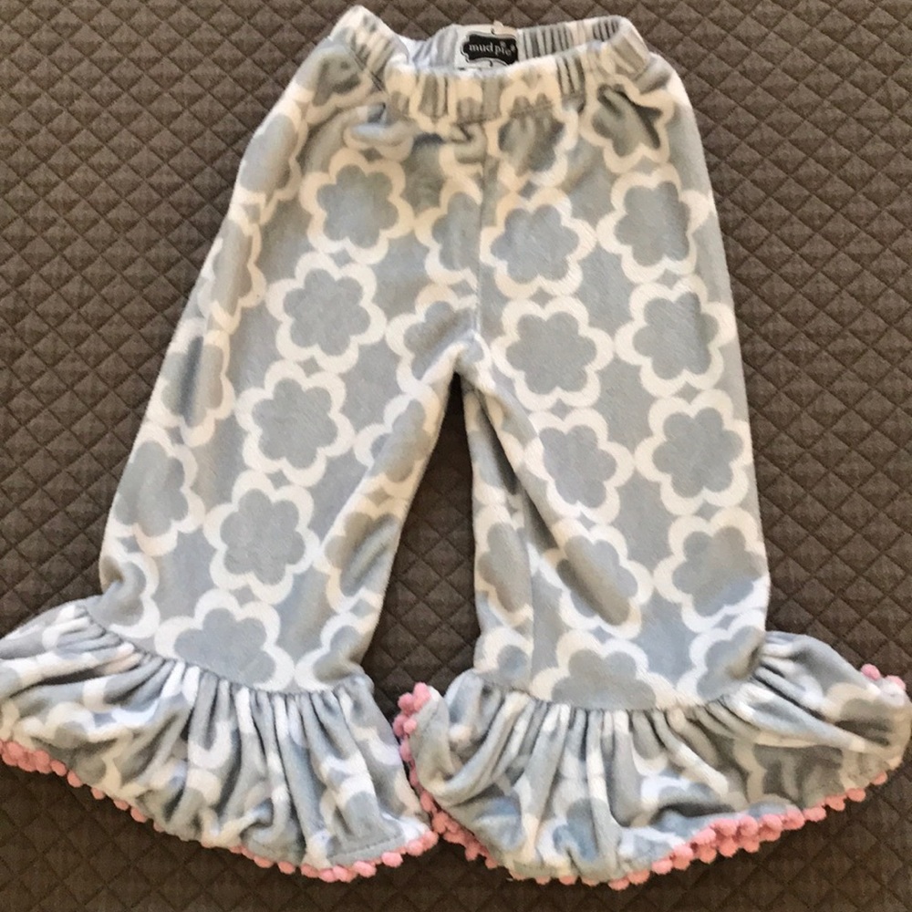 gray & white patterned bottoms